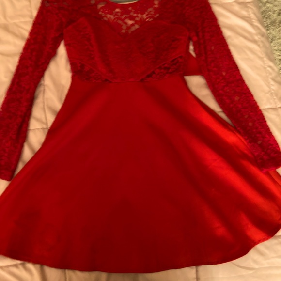 Red mini dress tied up with the perfect bow - Picture 2 of 9